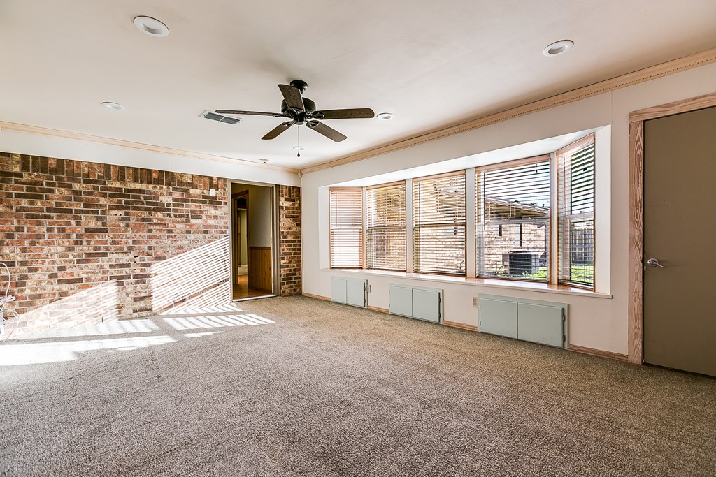 1002 Country Club Rd Property Photo 16