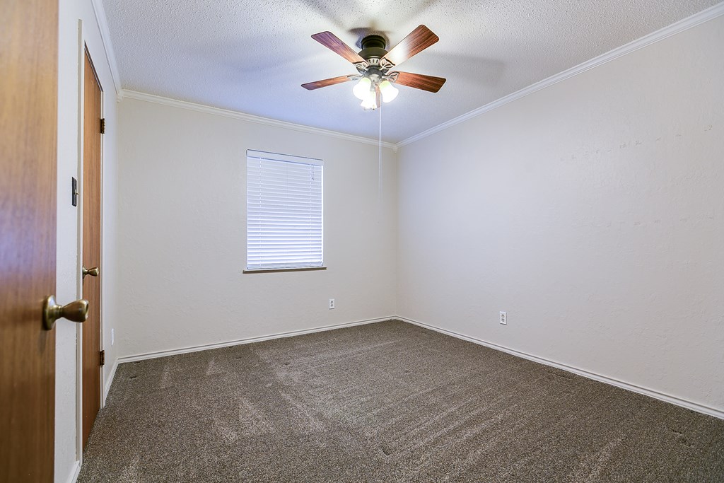 1002 Country Club Rd Property Photo 18