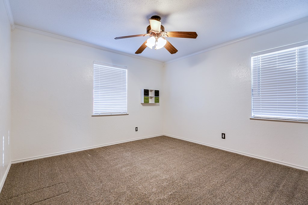 1002 Country Club Rd Property Photo 20