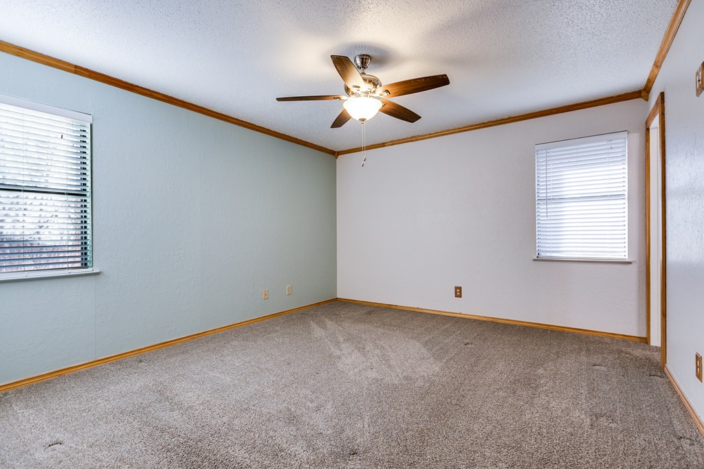 1002 Country Club Rd Property Photo 21