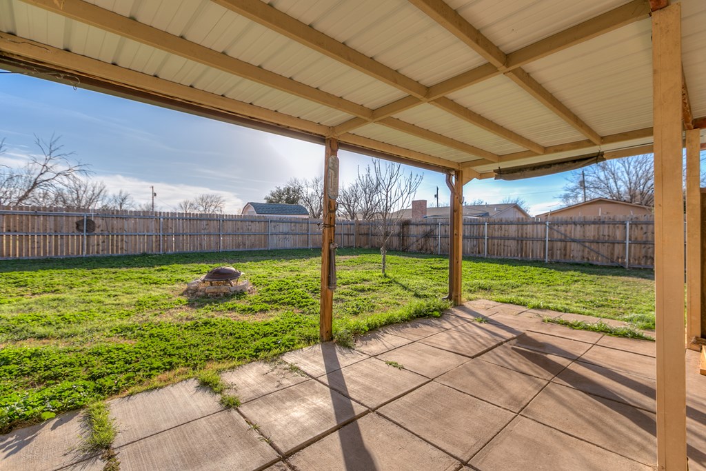 1002 Country Club Rd Property Photo 24