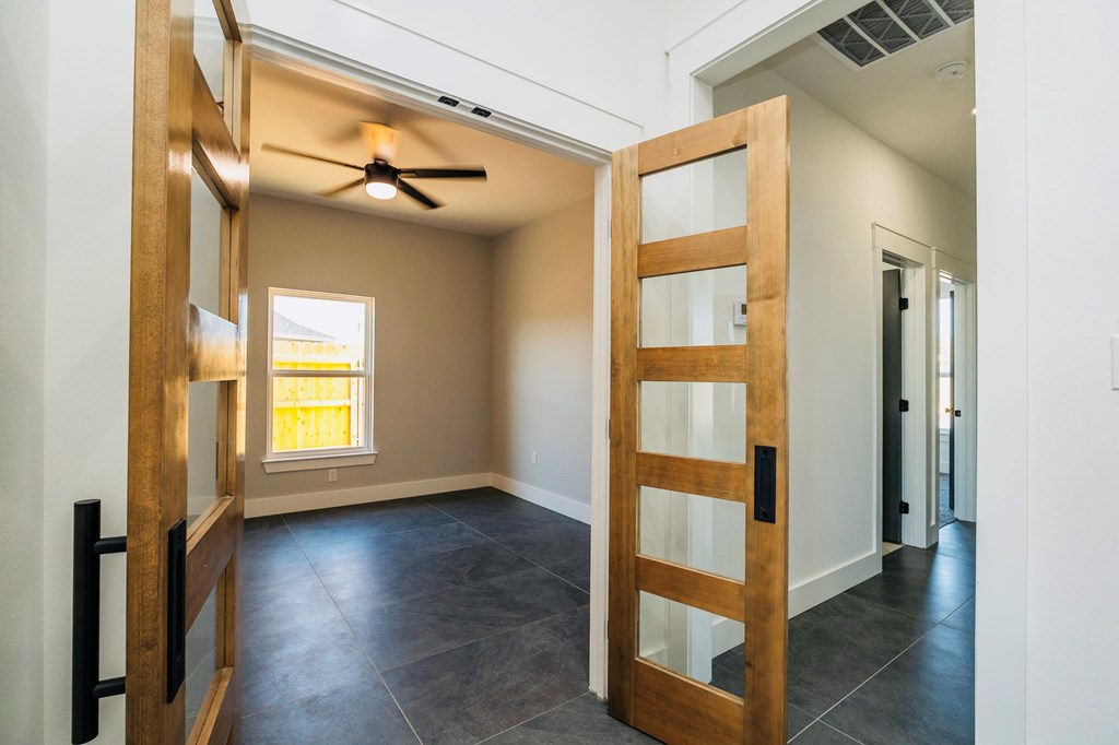 5717 Melrose Ave Property Photo 4