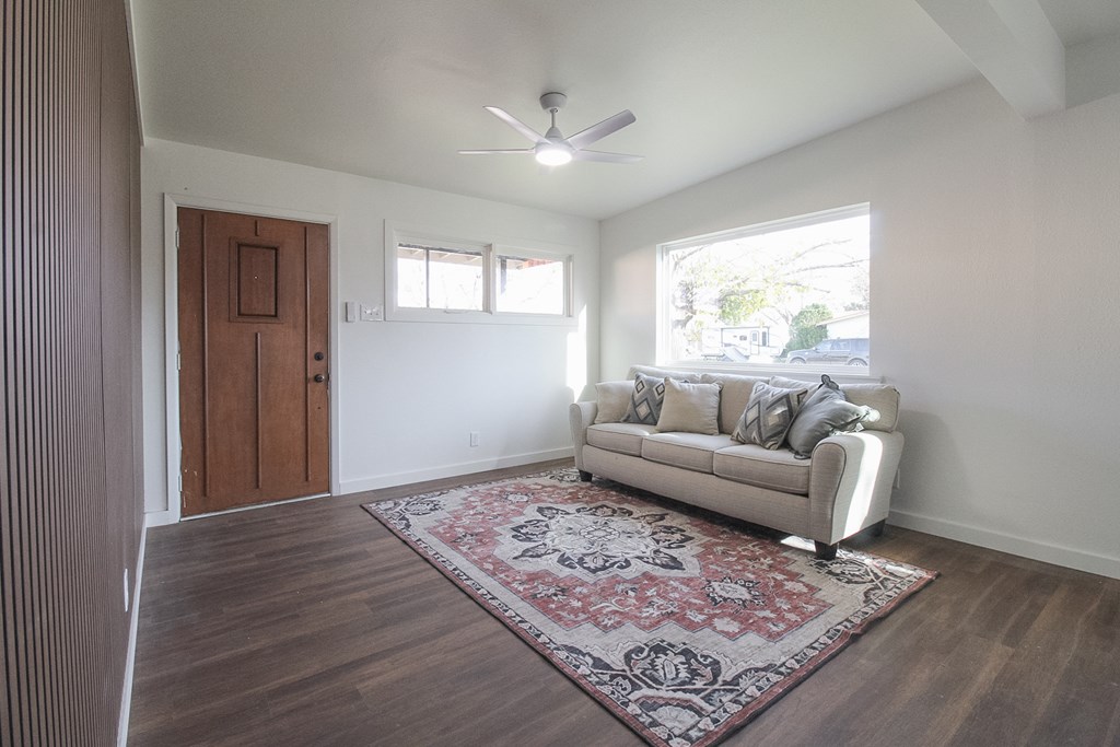2856 Junius St Property Photo 8