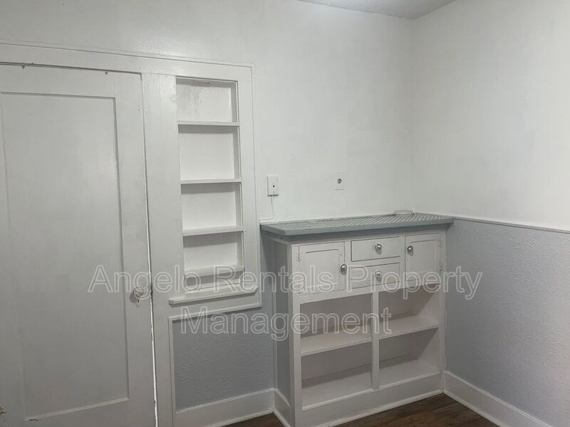 613 N Jefferson St Property Photo 2