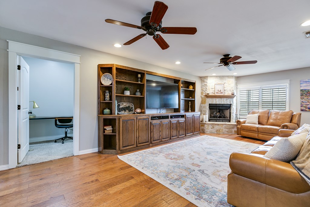 15555 Deer Valley Loop Property Photo 8