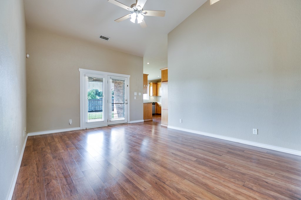 4506 Oak Grove Blvd Property Photo 3