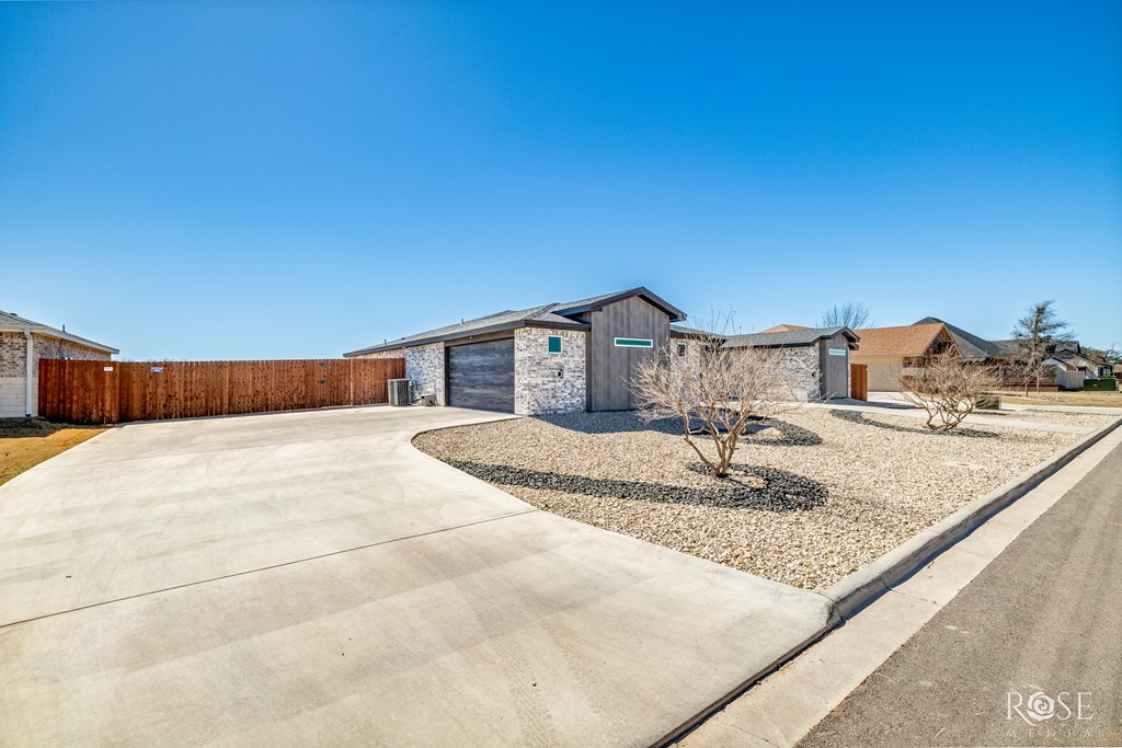 1609 Club House Lane Property Photo 3