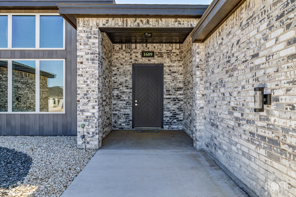 1609 Club House Lane Property Photo 5