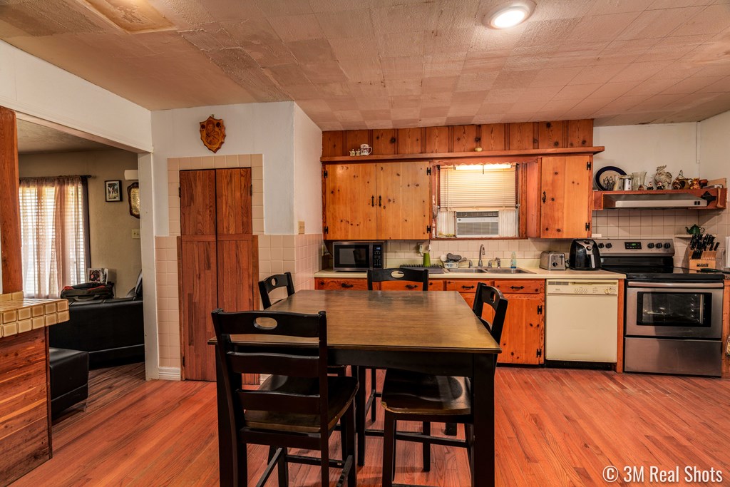 1403 Coke St Property Photo 9
