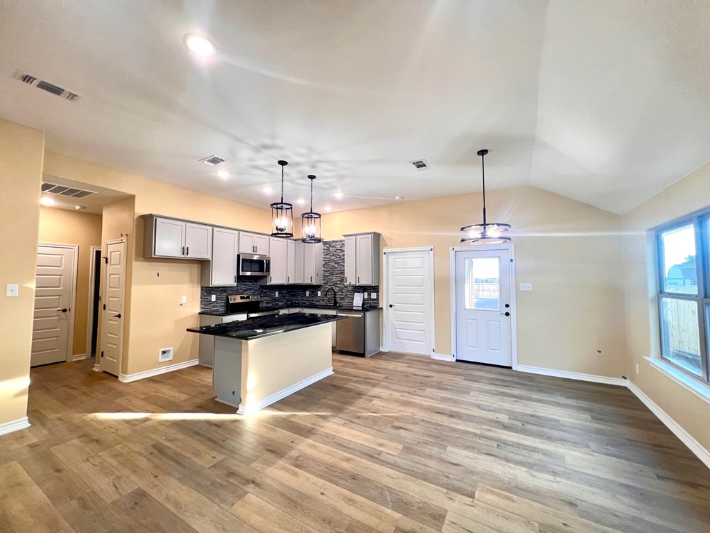1507 Mayse St Property Photo 4
