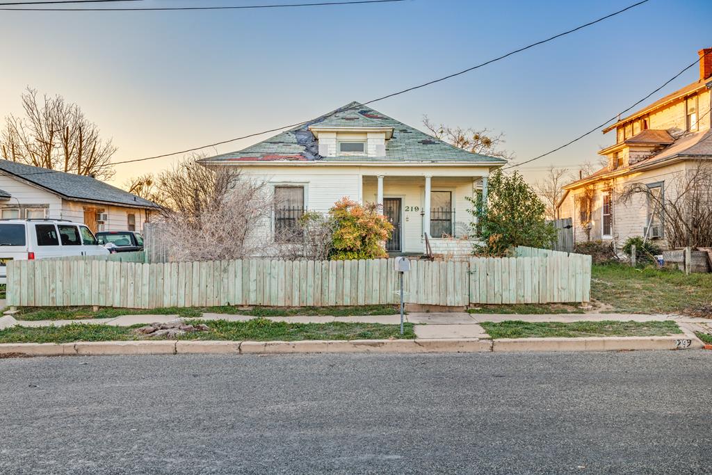 219 Bird St Property Photo 1