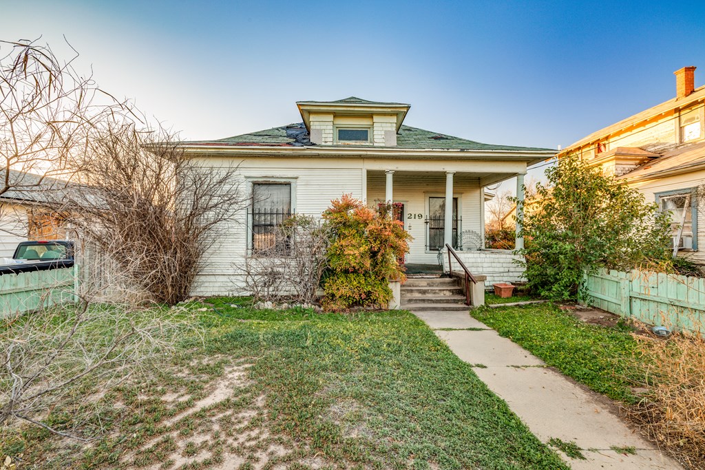 219 Bird St Property Photo 4