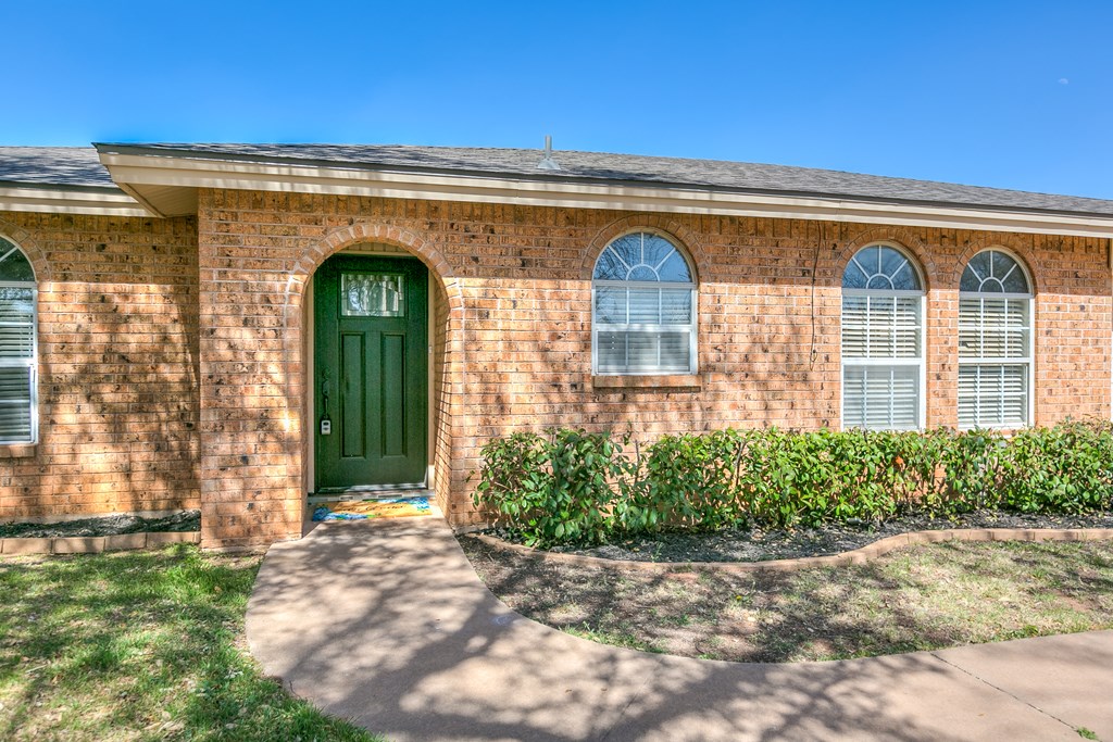 3840 Honeysuckle Lane Property Photo 4