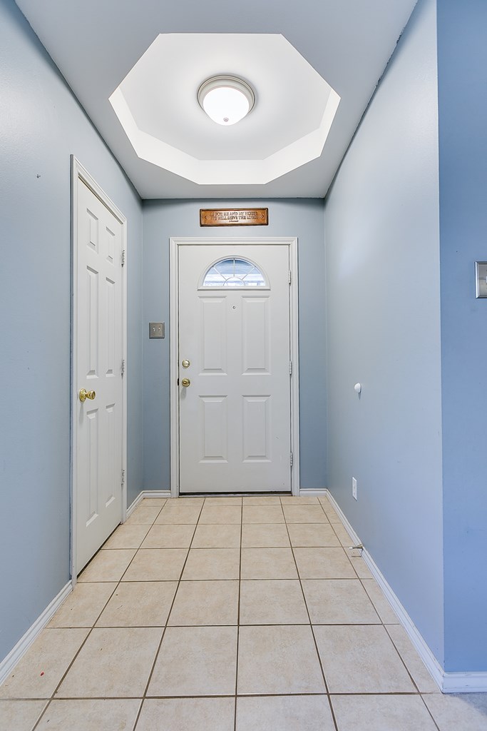 5210 Oak Grove Blvd Property Photo 3