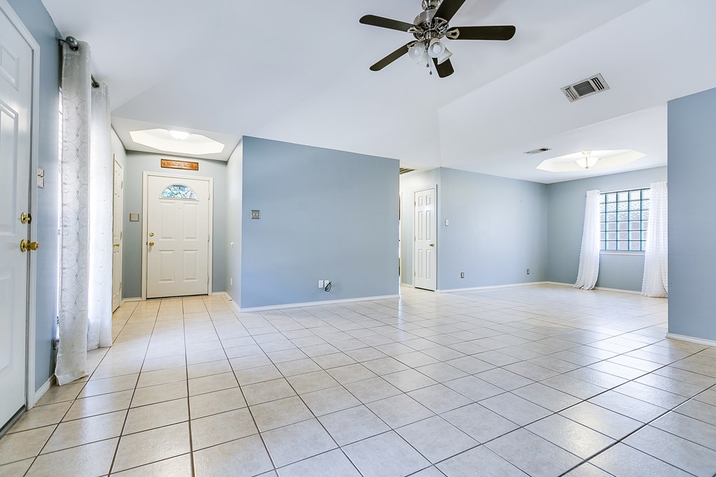 5210 Oak Grove Blvd Property Photo 4