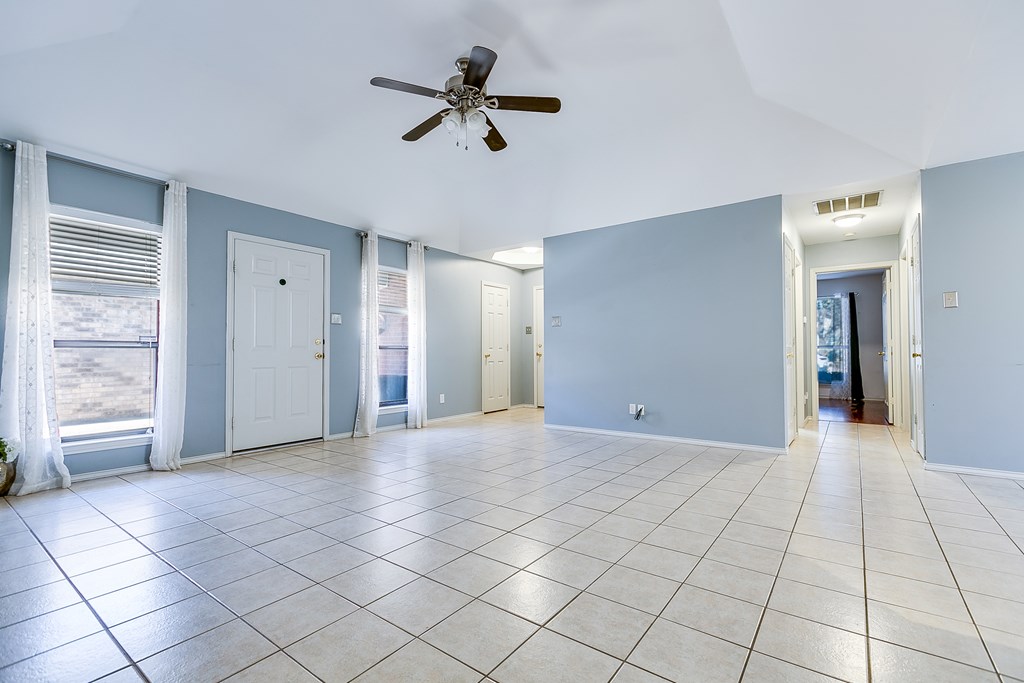 5210 Oak Grove Blvd Property Photo 5