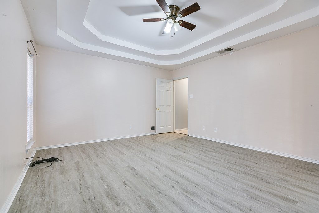5210 Oak Grove Blvd Property Photo 11
