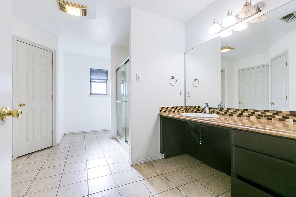 5210 Oak Grove Blvd Property Photo 13