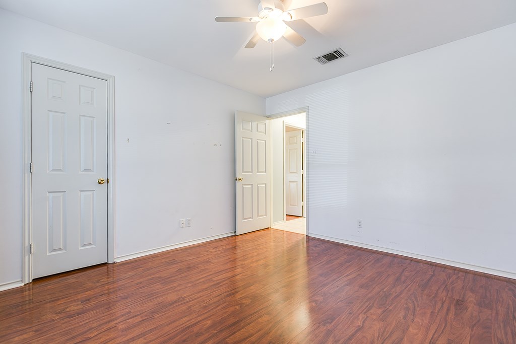 5210 Oak Grove Blvd Property Photo 16