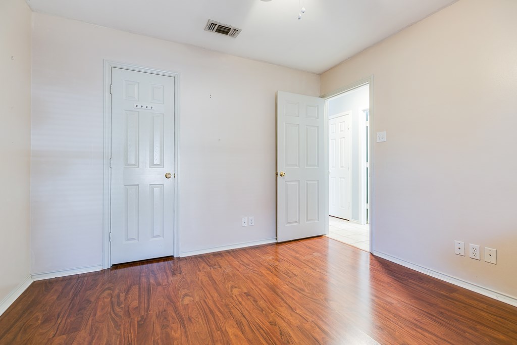 5210 Oak Grove Blvd Property Photo 17