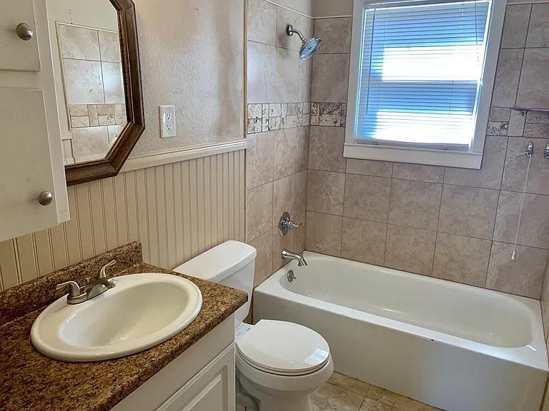 2411 Freeland St Property Photo 15