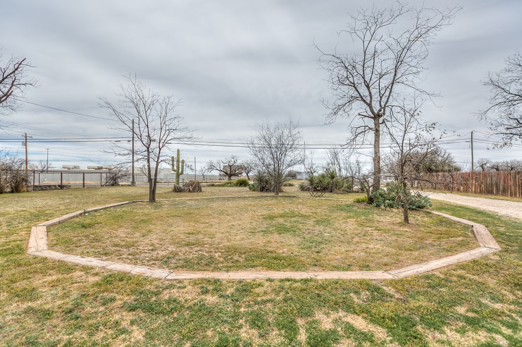 3126 Lake Dr Property Photo 2