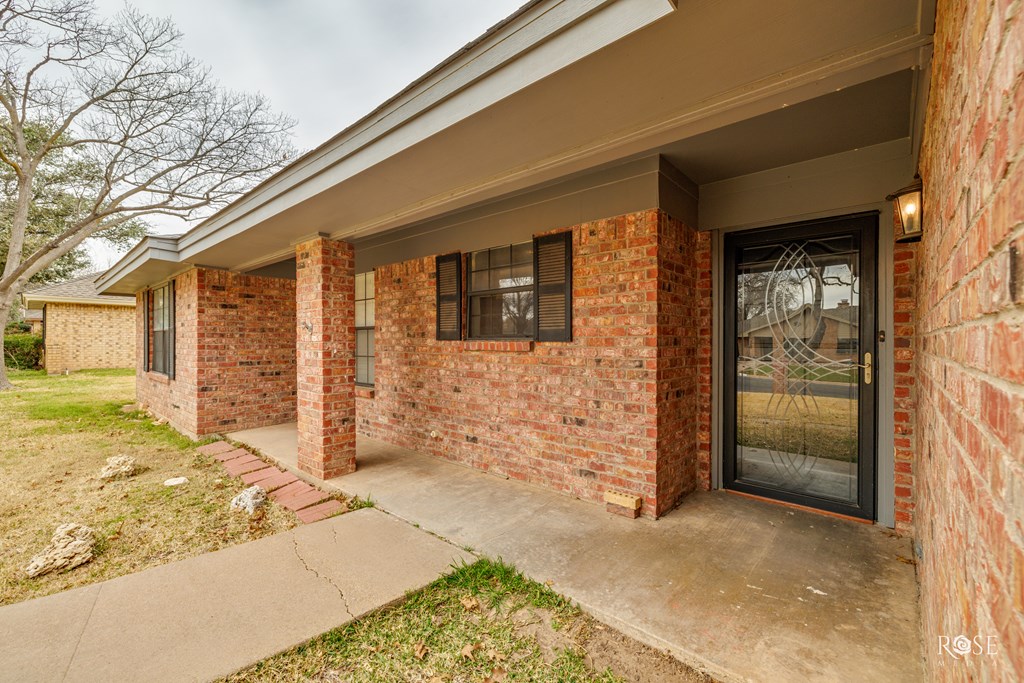 3330 Shadyhill Dr Property Photo 3