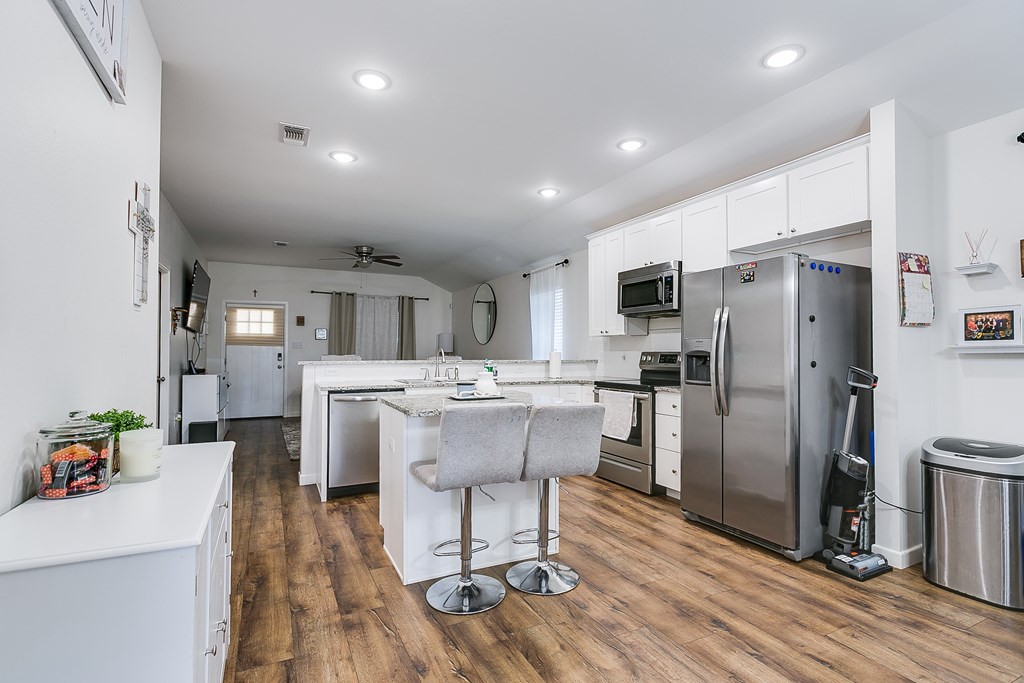 363 E 49th St Property Photo 3