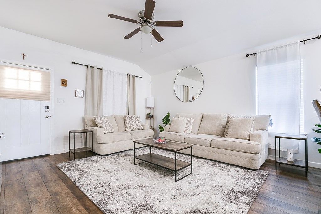 363 E 49th St Property Photo 5