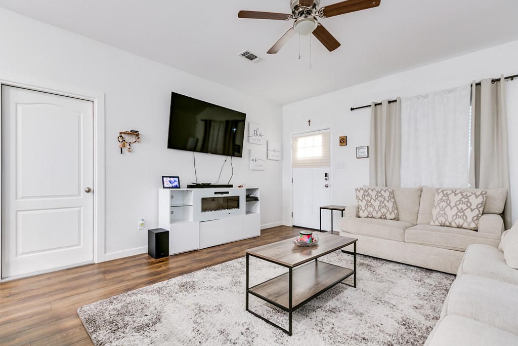 363 E 49th St Property Photo 6