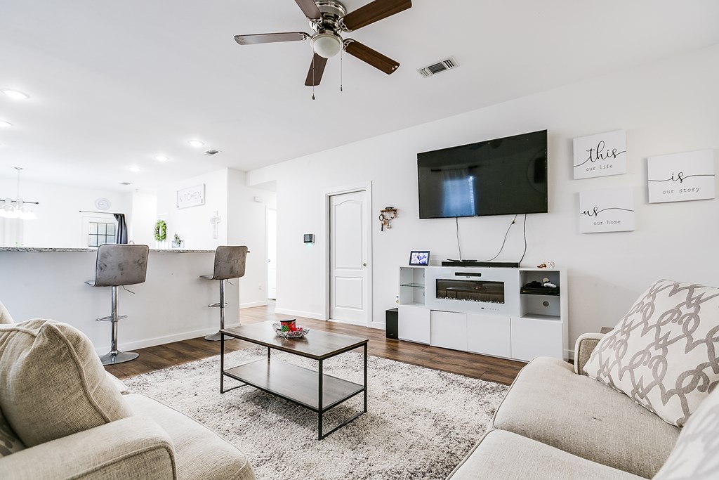 363 E 49th St Property Photo 7