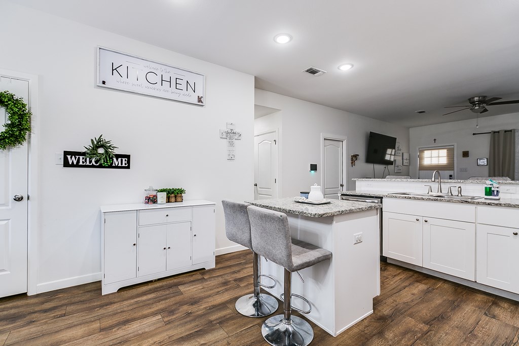 363 E 49th St Property Photo 9