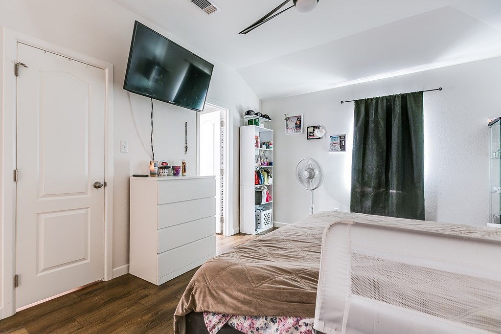 363 E 49th St Property Photo 14