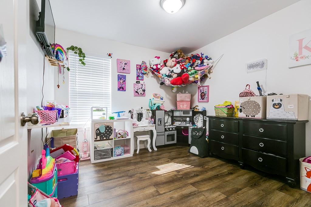 363 E 49th St Property Photo 20