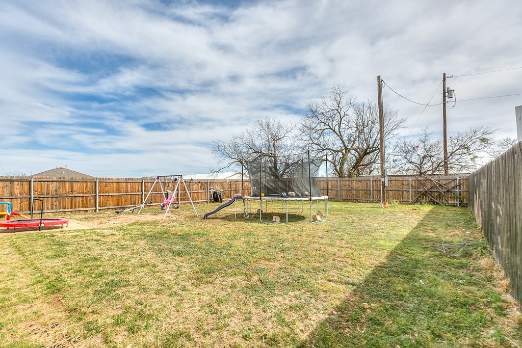 363 E 49th St Property Photo 26