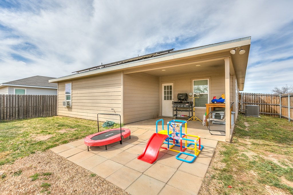 363 E 49th St Property Photo 27