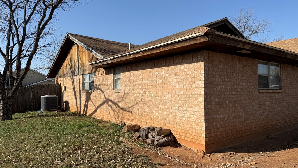2819 Lindenwood Dr Property Photo 2