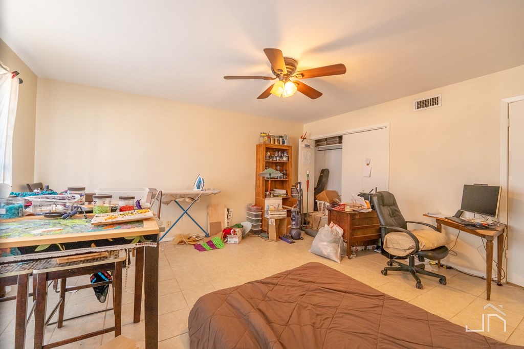 2470-c University Ave Property Photo 5