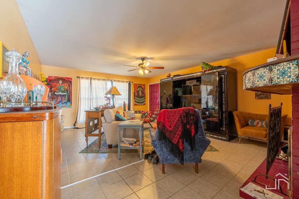 2470-c University Ave Property Photo 17