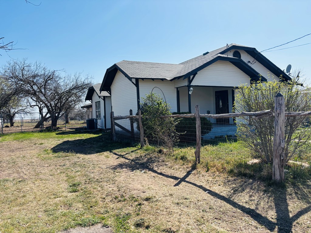 608 Ewald St Property Photo 4