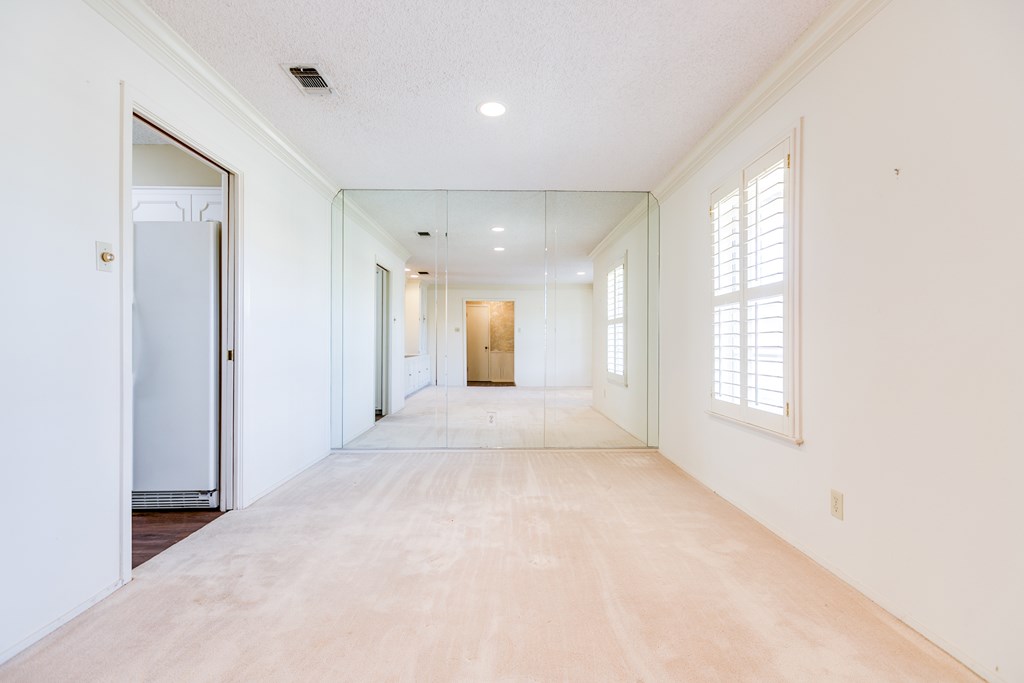 2921 Southland Blvd Property Photo 9