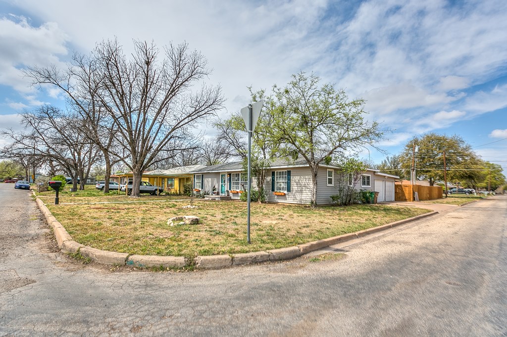411 Sellers St Property Photo 5