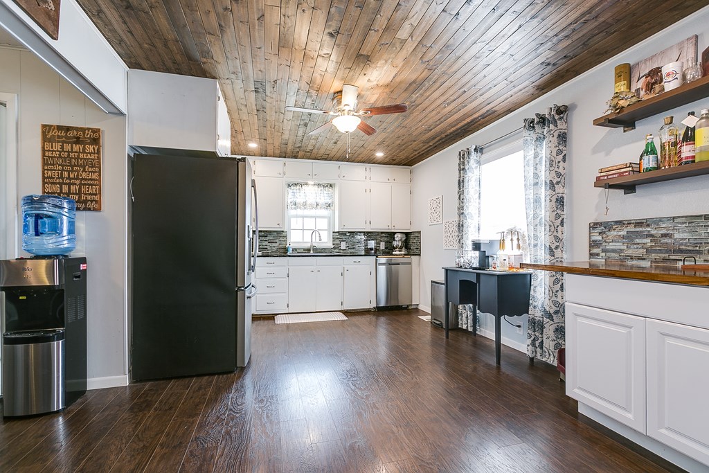 411 Sellers St Property Photo 10