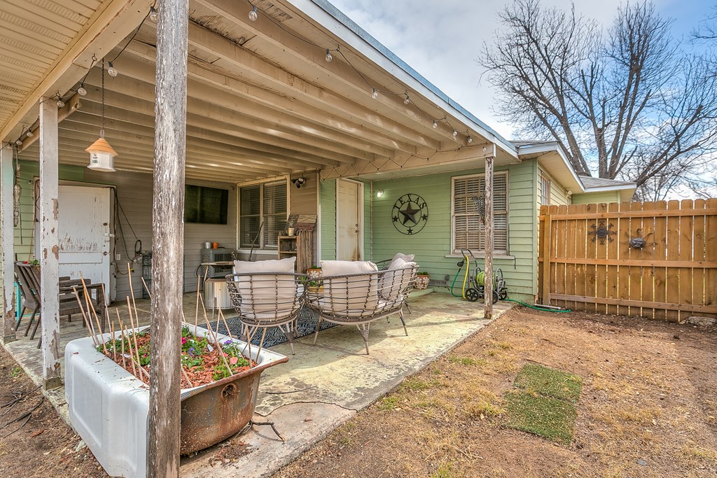 411 Sellers St Property Photo 24