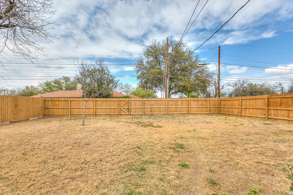 411 Sellers St Property Photo 28