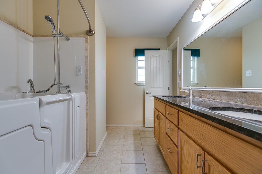 802 Fisher St Property Photo 17