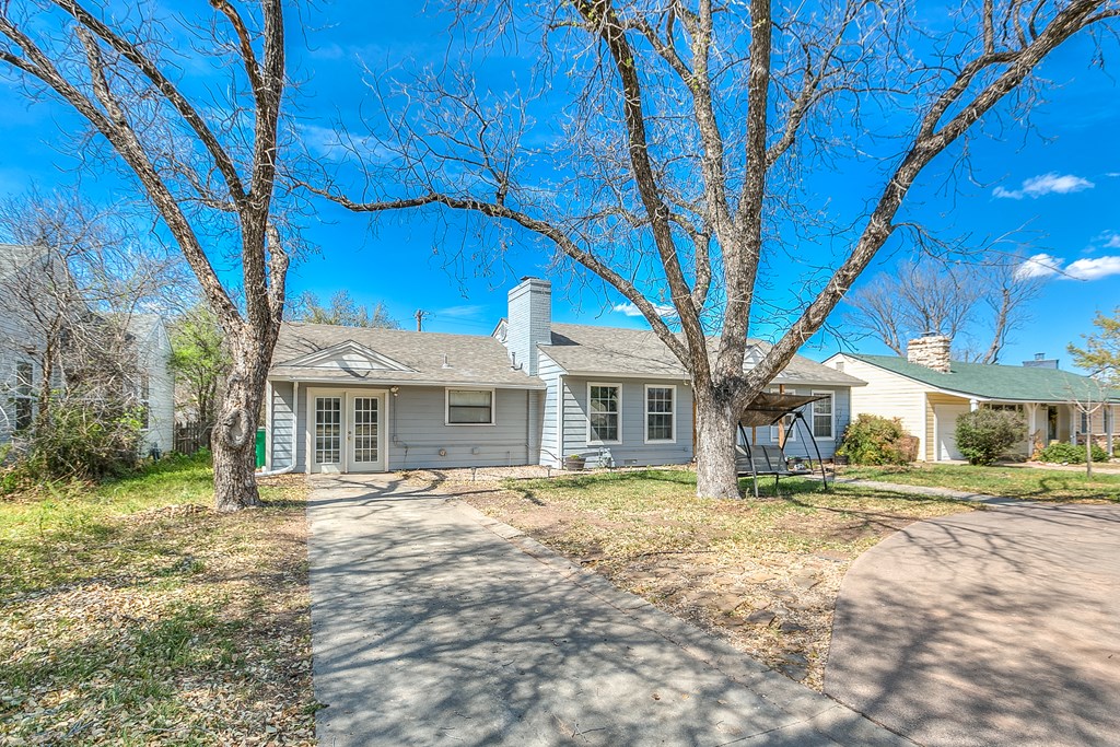2312 Live Oak St Property Photo 5