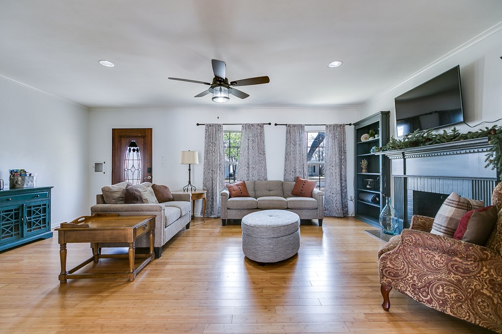 2312 Live Oak St Property Photo 6