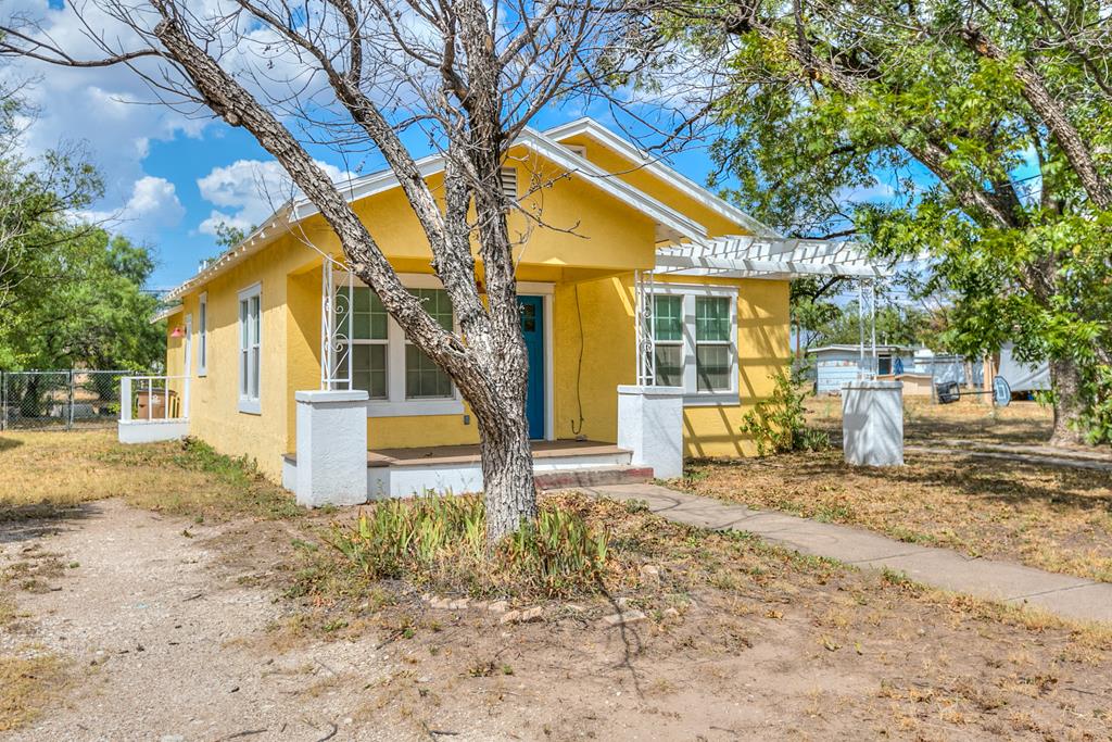 916 Preusser St Property Photo 8