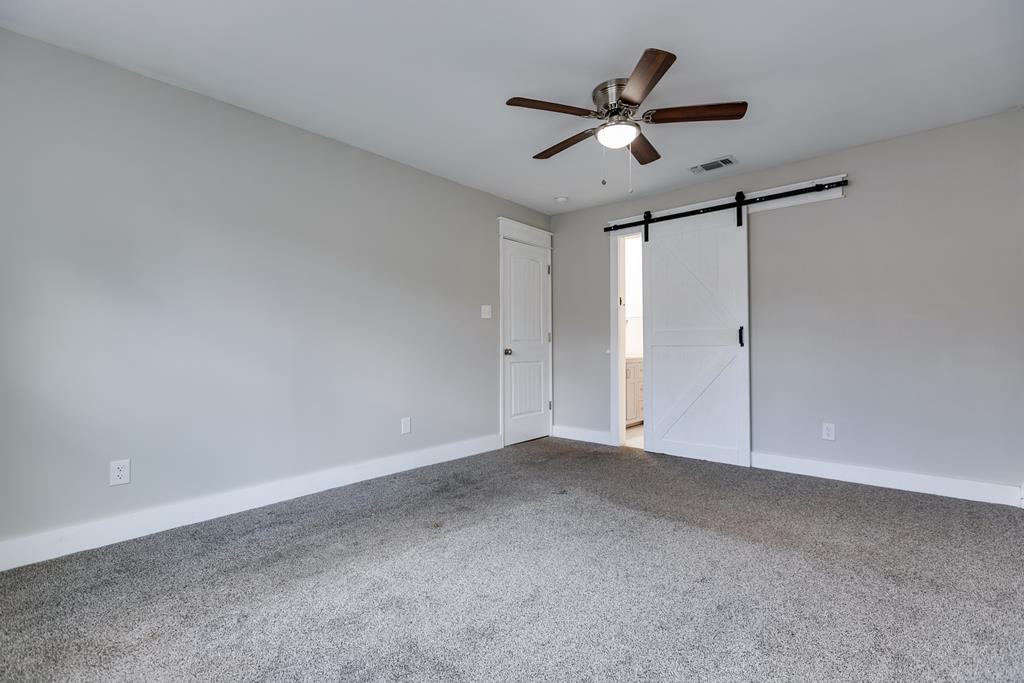 916 Preusser St Property Photo 24